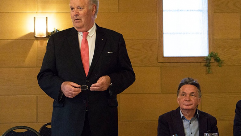 Innenminister Hans-Joachim Grote sprach in Sörup. Rechts: CDU-Ortsvorsitzender Ingo Bork. Foto: Kasischke Innenminister Hans-Joachim Grote sprach in Sörup. Rechts: CDU-Ortsvorsitzender Ingo Bork. Foto: Kasischke